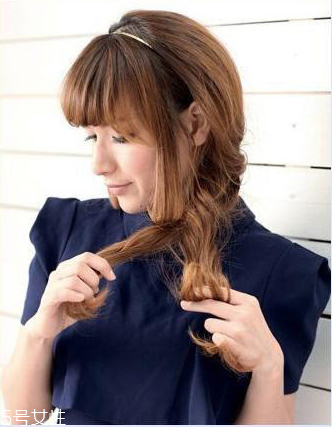 冬天戴帽子怎么扎頭發(fā)好？法式魚骨辮編發(fā)很特別