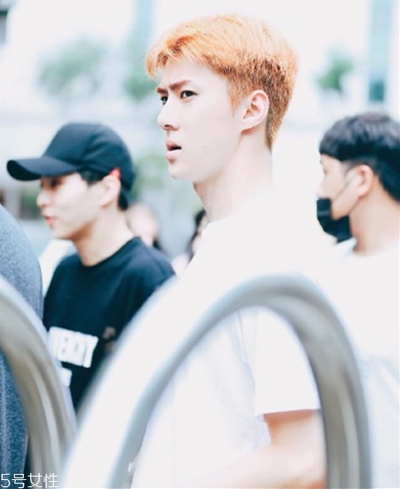 2022最流行發(fā)型顏色男生？男生潮流發(fā)型