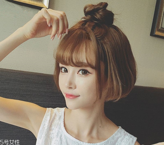 小波浪卷發(fā)怎么打理？焦糖色頭發(fā)超百搭