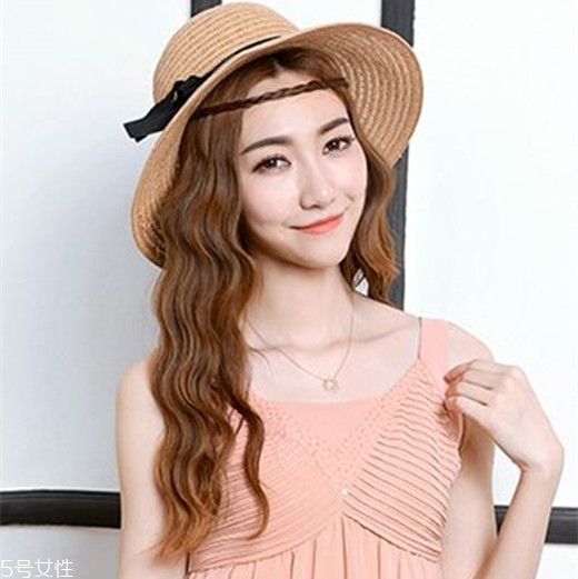 小波浪卷發(fā)怎么打理？焦糖色頭發(fā)超百搭