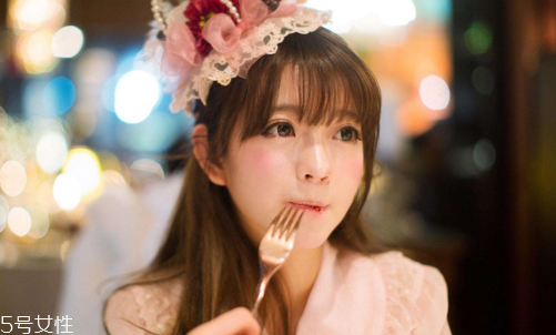 圓臉妹子怎么扎丸子頭好看？根據(jù)臉型選發(fā)型