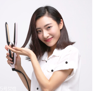 直發(fā)怎么弄卷發(fā)？直發(fā)夾板可以弄內(nèi)扣