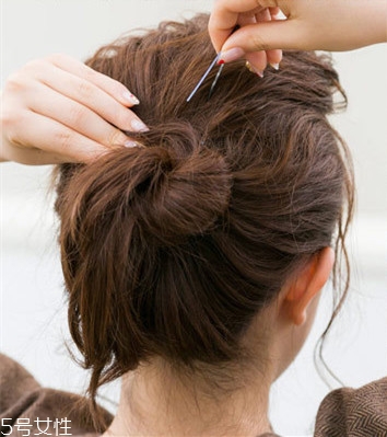 冬天系圍巾怎么扎頭發(fā)？適合搭配羽絨服的發(fā)型