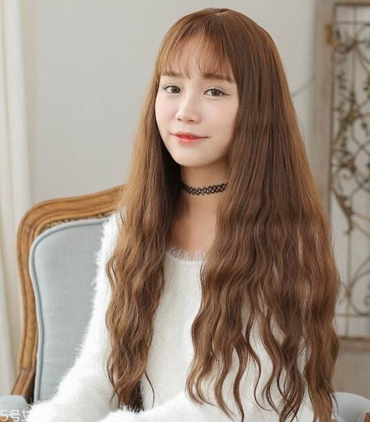 小波浪卷發(fā)怎么打理？焦糖色頭發(fā)超百搭
