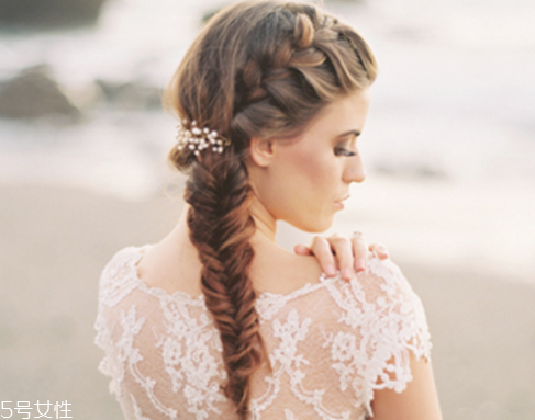 冬天戴帽子怎么扎頭發(fā)好？法式魚骨辮編發(fā)很特別