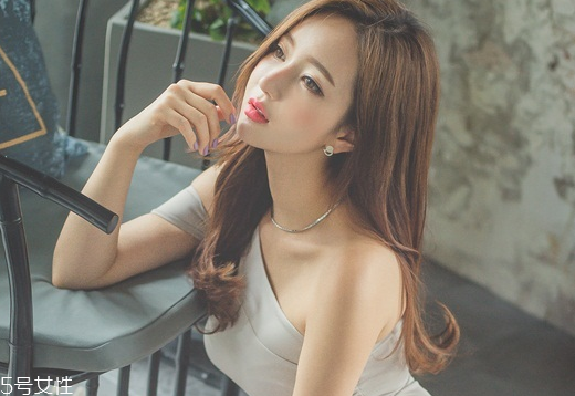 2022最流行的發(fā)色顯白？不同膚色適合不同發(fā)色