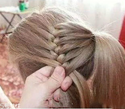 小女孩扎什么頭發(fā)好看？小公主發(fā)型大全