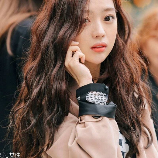 小波浪卷發(fā)怎么打理？焦糖色頭發(fā)超百搭