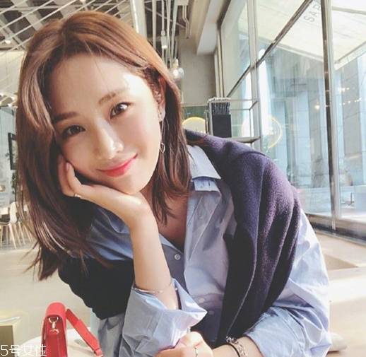 小波浪卷發(fā)怎么打理？焦糖色頭發(fā)超百搭