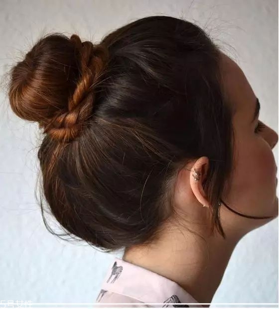 冬天系圍巾怎么扎頭發(fā)？適合搭配羽絨服的發(fā)型