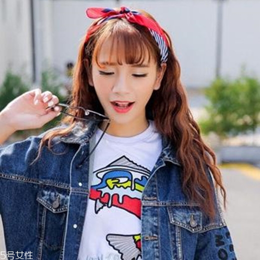 小波浪卷發(fā)怎么打理？焦糖色頭發(fā)超百搭