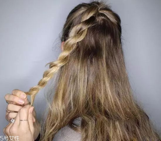 女生冬天長(zhǎng)發(fā)怎么編好看？長(zhǎng)發(fā)妹紙才懂得的痛