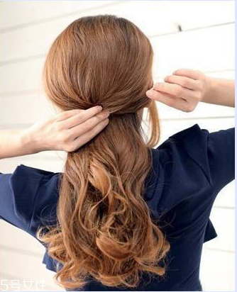 冬天戴帽子怎么扎頭發(fā)好？法式魚骨辮編發(fā)很特別