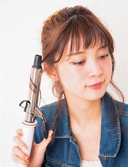 冬天系圍巾怎么扎頭發(fā)？適合搭配羽絨服的發(fā)型