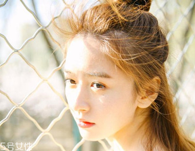 2022最流行的發(fā)色顯白？不同膚色適合不同發(fā)色