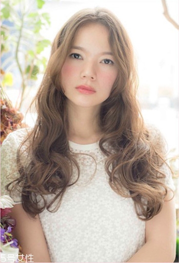 小個子女生適合什么發(fā)型？蓬松隨意效果