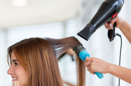 頭發(fā)干燥用什么洗發(fā)水好？讓你持久柔順