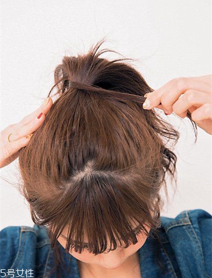 冬天系圍巾怎么扎頭發(fā)？適合搭配羽絨服的發(fā)型