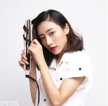 直發(fā)怎么弄卷發(fā)？直發(fā)夾板可以弄內(nèi)扣