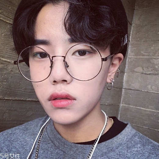 2022最流行發(fā)型顏色男生？男生潮流發(fā)型