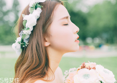 2022最流行的發(fā)色顯白？不同膚色適合不同發(fā)色