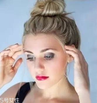 冬天系圍巾怎么扎頭發(fā)？適合搭配羽絨服的發(fā)型