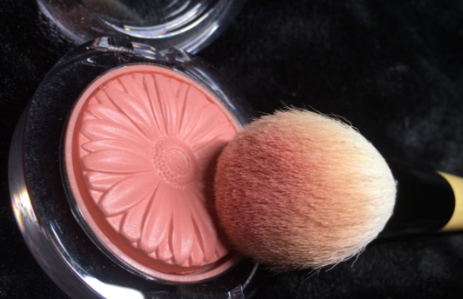 腮紅和高光哪個(gè)先用？