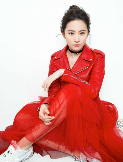 紅色皮衣怎么搭配好看？既能?？嵊职珈n