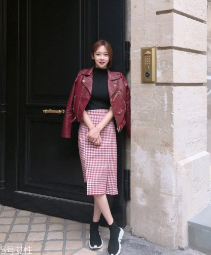 紅色皮衣怎么搭配好看？既能?？嵊职珈n