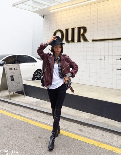 紅色皮衣怎么搭配好看？既能?？嵊职珈n