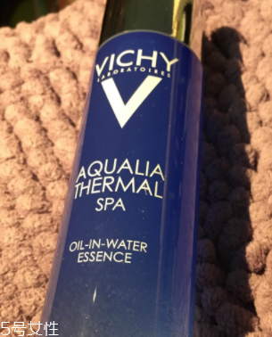 油皮用什么精華好？清爽補水一個都不能少