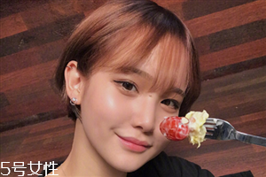 2018冬天流行什么發(fā)色？簡單漂亮的披肩發(fā)