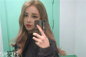 秋冬適合什么顏色的頭發(fā)？再燙個卷發(fā)更秋冬