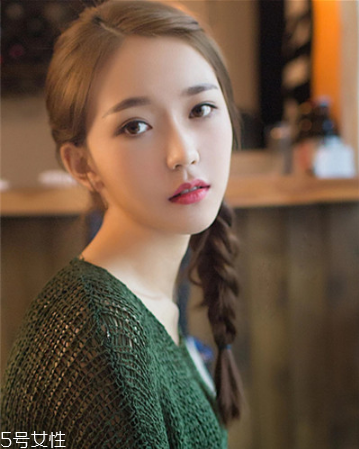 秋冬適合什么顏色的頭發(fā)？再燙個卷發(fā)更秋冬