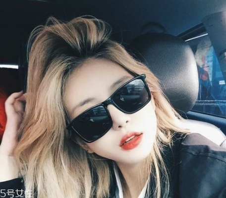 秋冬適合什么顏色的頭發(fā)？再燙個卷發(fā)更秋冬