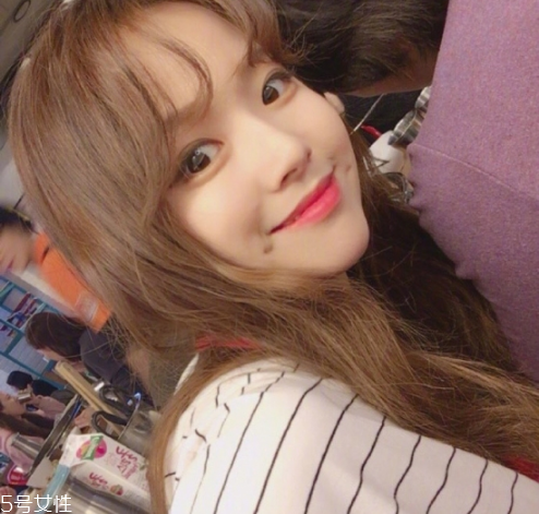 秋冬適合什么顏色的頭發(fā)？再燙個卷發(fā)更秋冬