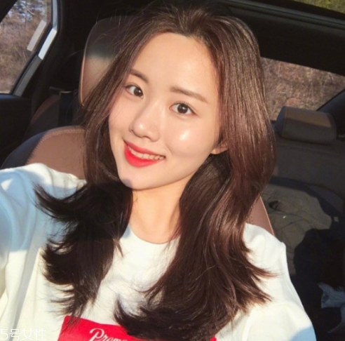 秋冬適合什么顏色的頭發(fā)？再燙個卷發(fā)更秋冬