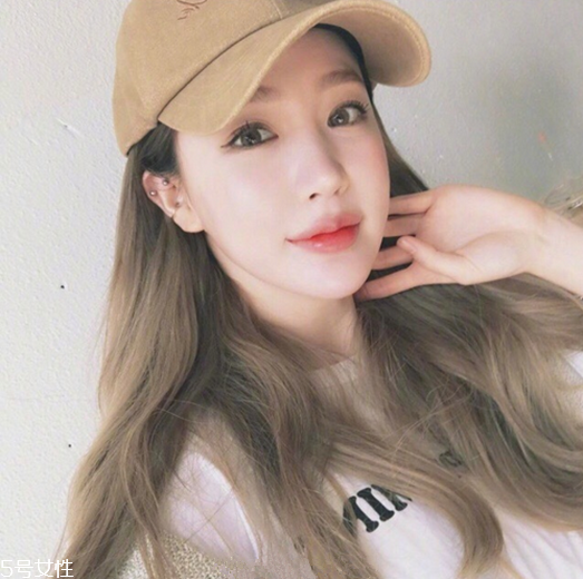 2018冬天流行什么發(fā)色？簡單漂亮的披肩發(fā)