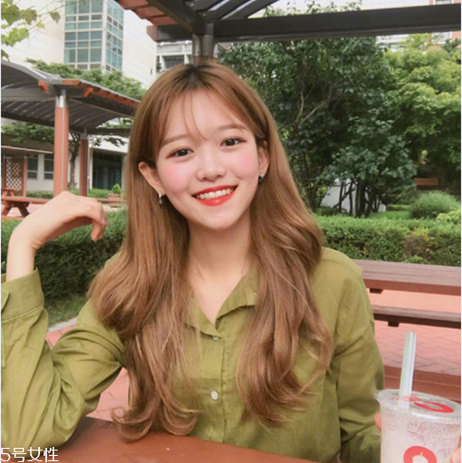 2018冬天流行什么發(fā)色？簡單漂亮的披肩發(fā)