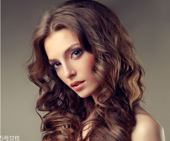 秋冬適合什么顏色的頭發(fā)？再燙個卷發(fā)更秋冬