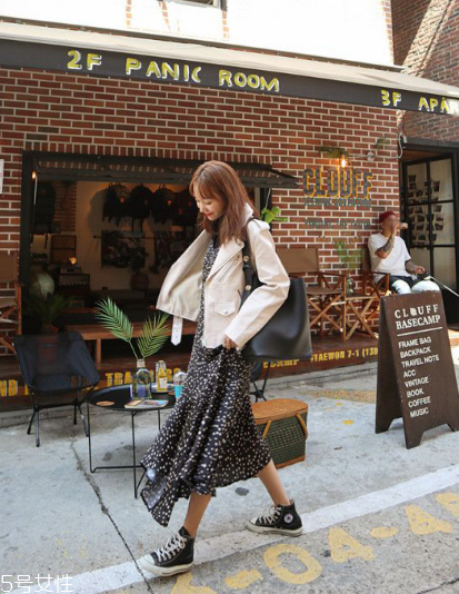 白色皮衣怎么搭配？兼具優(yōu)雅與干練