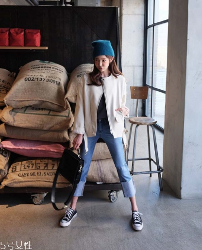 白色皮衣怎么搭配？兼具優(yōu)雅與干練