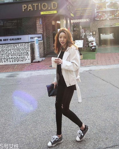 白色皮衣怎么搭配？兼具優(yōu)雅與干練