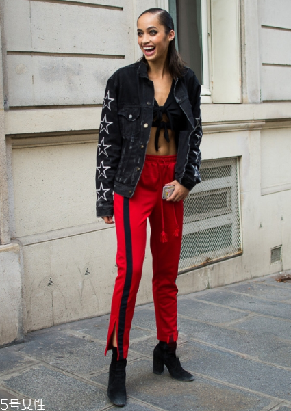 校服褲搭配什么鞋子？不同鞋子不同風(fēng)格