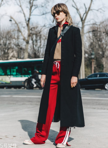 校服褲配什么上衣？舒適時(shí)尚兩不誤