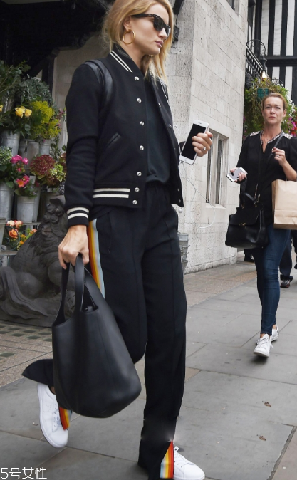 校服褲配什么上衣？舒適時(shí)尚兩不誤