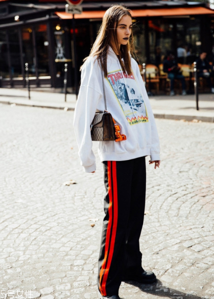 校服褲配什么上衣？舒適時(shí)尚兩不誤