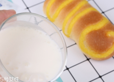 君樂寶芝士酸奶怎么喝？卡死在插吸管這一步