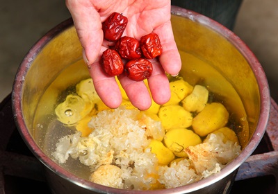 栗子是怎么長(zhǎng)出來(lái)的 開花結(jié)果取果仁 栗子是怎么長(zhǎng)出來(lái)的 開花結(jié)果取果仁