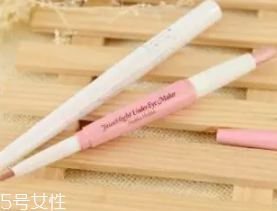 臥蠶和眼袋的區(qū)別是什么？臥蠶是肌肉眼袋是肥肉